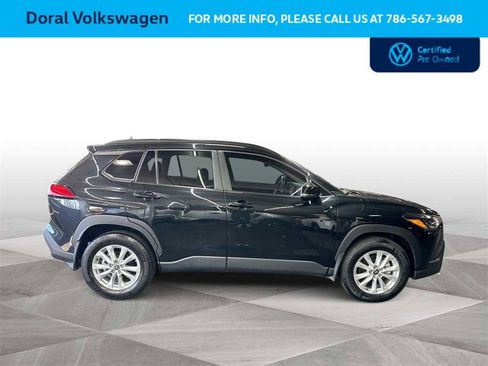 Used 2025 Toyota Corolla Cross LE image 9