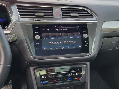 Used 2022 Volkswagen Tiguan SE image 27