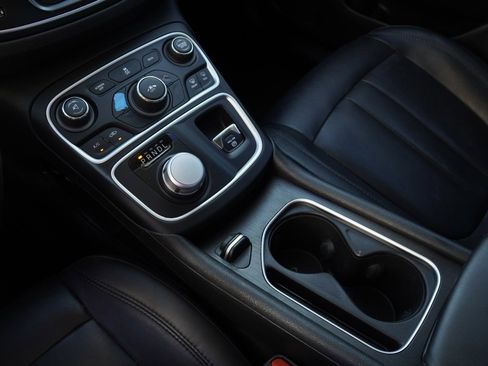 Used 2017 Chrysler 200 Limited Platinum image 16