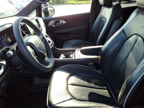 Certified 2025 Chrysler Pacifica Limited FWD image 9