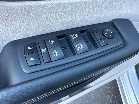 Used 2024 Chrysler Pacifica Touring-L FWD image 19
