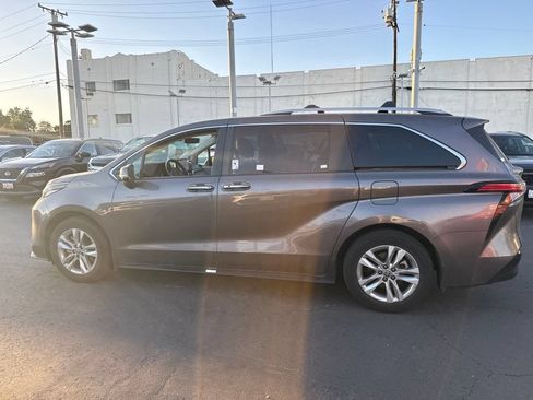 Used 2024 Toyota Sienna Limited FWD image 7