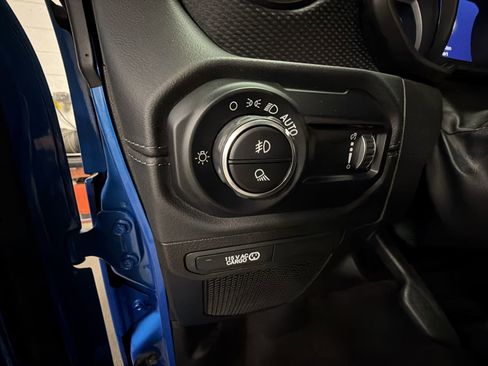 Used 2024 Jeep Gladiator Rubicon w/ Technology Group image 18