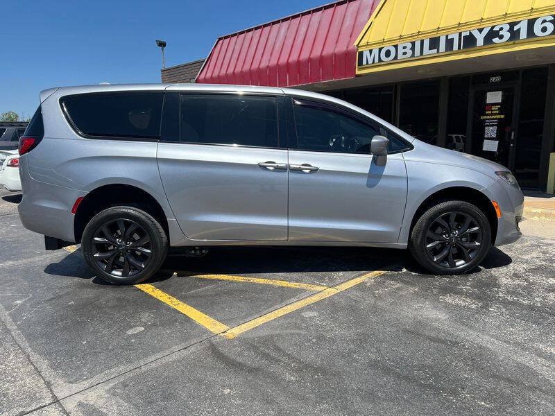 Used 2018 Chrysler Pacifica Touring Plus w/ S Appearance Package FWD image 4