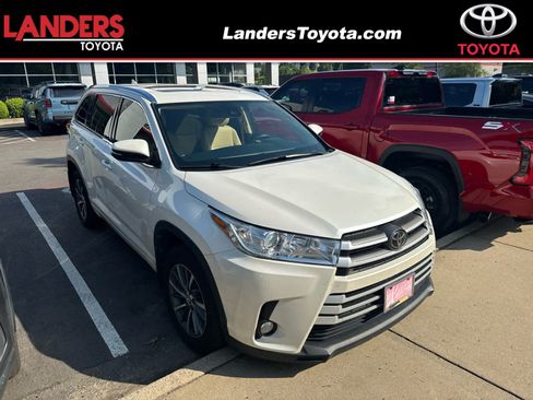 Used 2018 Toyota Highlander XLE FWD image 1