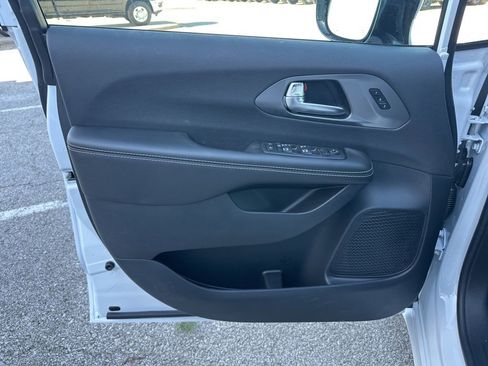 New 2026 Chrysler Pacifica Select image 61