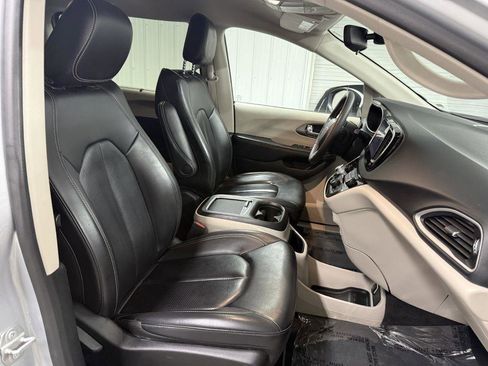 Used 2023 Chrysler Pacifica Touring-L FWD image 40