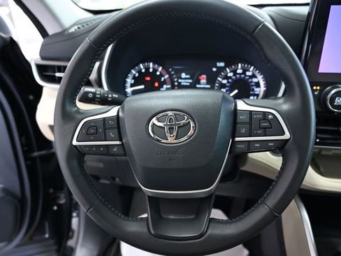Used 2023 Toyota Highlander XLE AWD/4WD image 25
