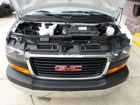 Used 2023 GMC Savana 2500 w/ Driver Convenience Package image 9