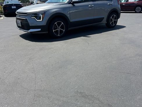Used 2025 Kia Niro LX FWD image 1