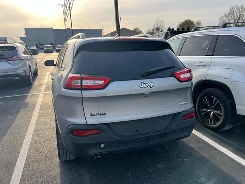 Used 2017 Jeep Cherokee Latitude w/ Cold Weather Group image 3