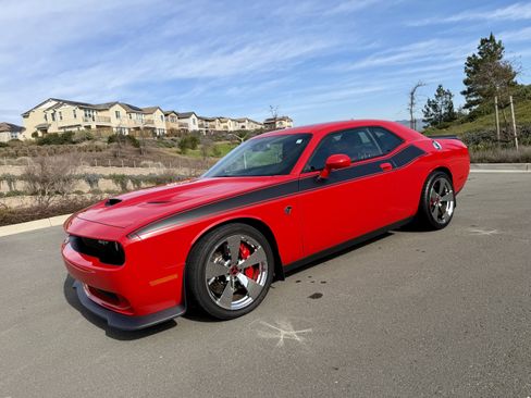 Used 2015 Dodge Challenger SRT Hellcat image 2