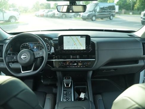 Used 2025 Nissan Pathfinder SL AWD/4WD image 26
