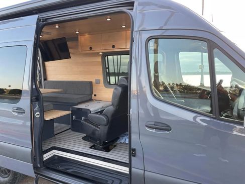 Used 2021 Mercedes-Benz Sprinter 2500 image 32