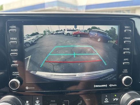 Used 2020 Toyota Highlander XLE AWD/4WD image 11