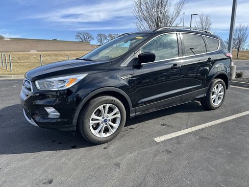 Used 2018 Ford Escape SE image 3