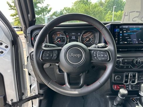 Used 2024 Jeep Wrangler Unlimited Rubicon AWD/4WD image 38