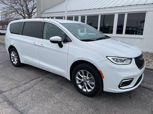 Used 2023 Chrysler Pacifica Touring-L image 1