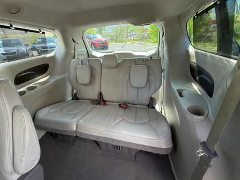 Used 2020 Chrysler Pacifica Touring-L FWD image 21
