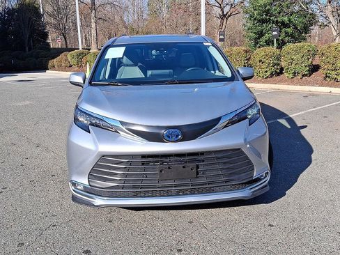 Used 2024 Toyota Sienna XLE image 29