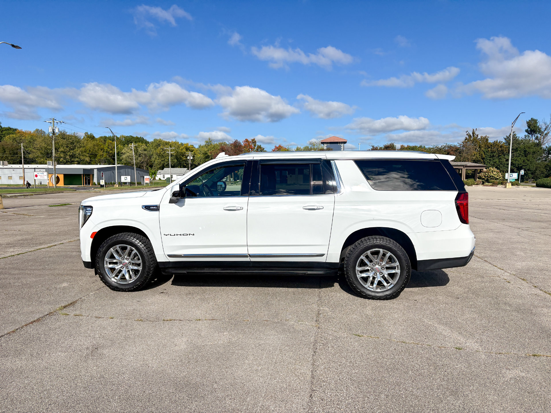 Used 2022 GMC Yukon XL SLT w/ SLT Luxury Package AWD/4WD image 5