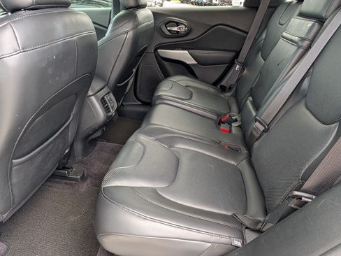 Used 2017 Jeep Cherokee Overland w/ Technology Group AWD/4WD image 15