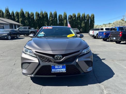 Used 2019 Toyota Camry SE FWD image 2