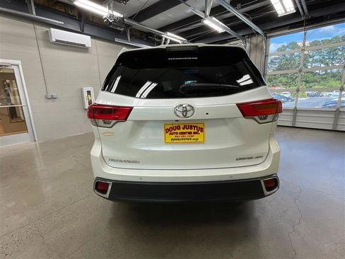 Used 2017 Toyota Highlander Limited Platinum AWD/4WD image 4