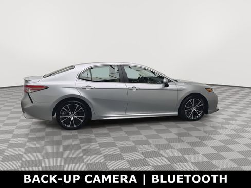 Used 2018 Toyota Camry SE image 32