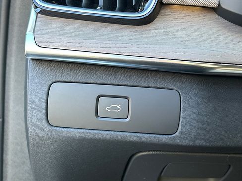 New 2026 Volvo XC90 B6 Plus w/ Protection Package Premier image 21
