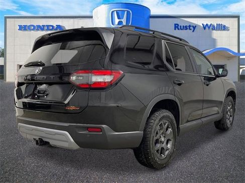 New 2025 Honda Pilot TrailSport image 3