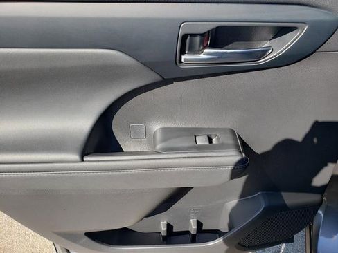 Used 2023 Toyota Highlander XLE image 13
