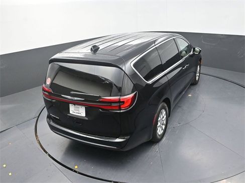 New 2026 Chrysler Pacifica Select image 15