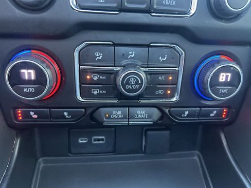 Used 2023 Chevrolet Tahoe Z71 w/ Luxury Package image 28