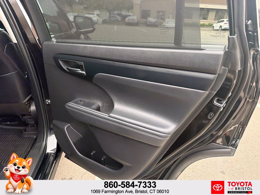 Used 2022 Toyota Highlander XLE AWD/4WD image 40