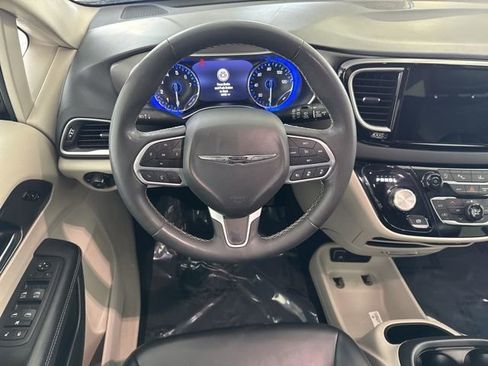 Used 2023 Chrysler Pacifica Touring-L FWD image 25