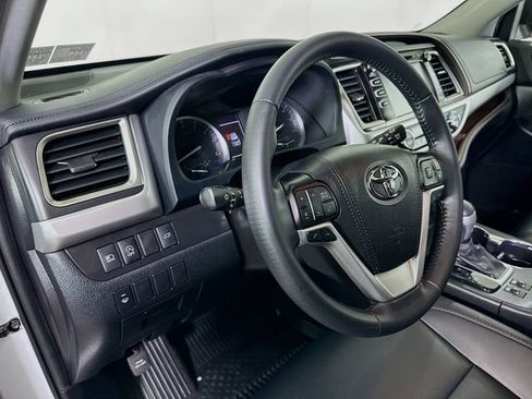 Used 2019 Toyota Highlander XLE image 9