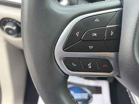 Used 2024 Chrysler Pacifica Touring-L FWD image 18