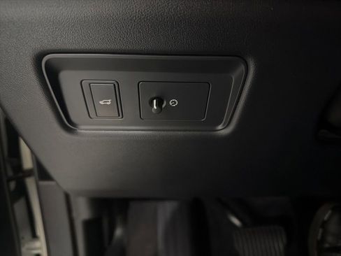 Used 2018 Land Rover Range Rover HSE image 16