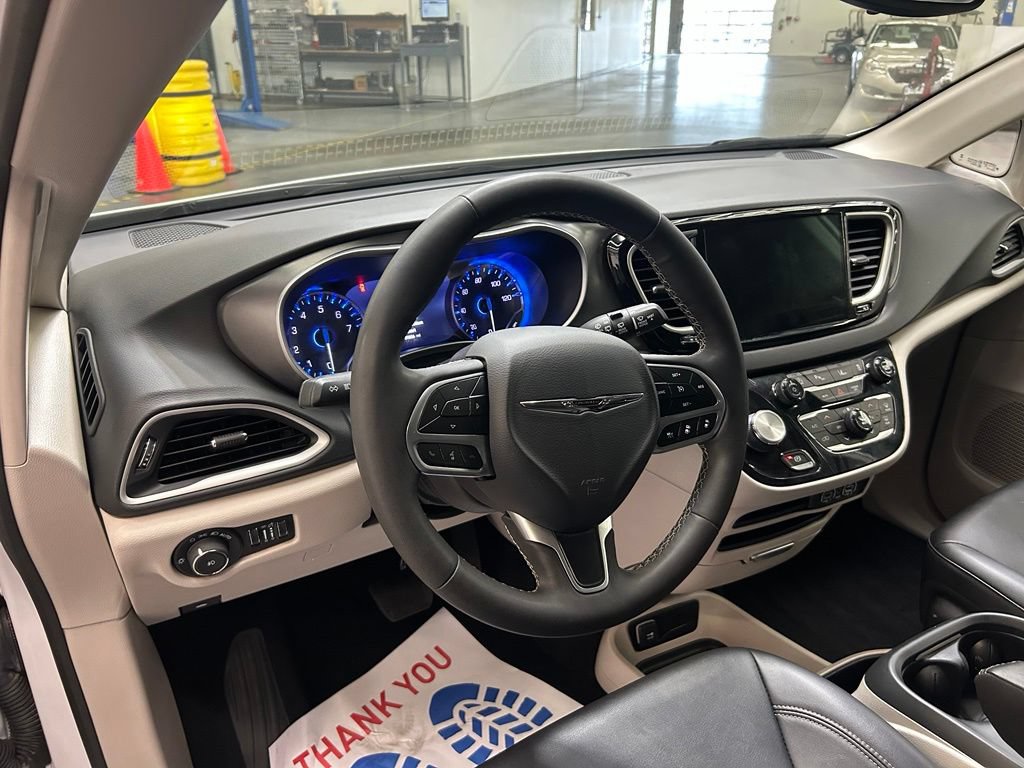 Used 2024 Chrysler Pacifica Touring-L FWD image 17