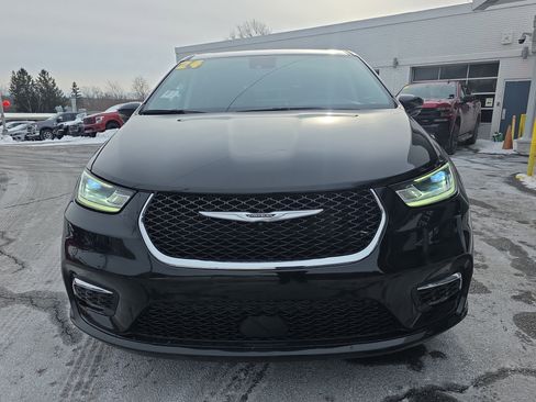 Used 2024 Chrysler Pacifica Touring-L image 11