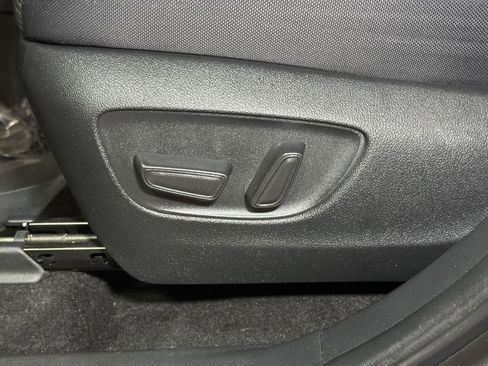 Used 2023 Toyota Highlander LE image 23