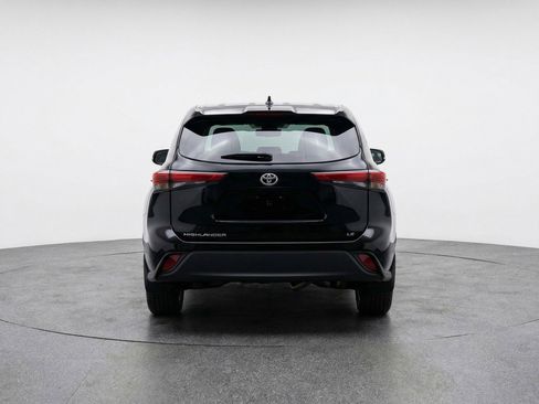 Used 2025 Toyota Highlander LE FWD image 7