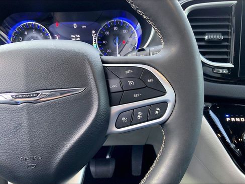 Certified 2024 Chrysler Pacifica Touring-L image 19