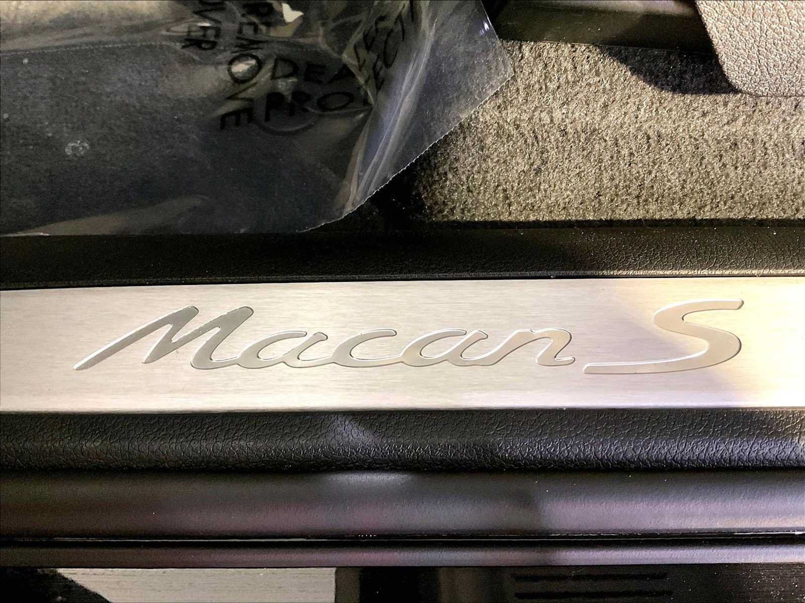 Certified 2024 Porsche Macan S AWD/4WD image 19