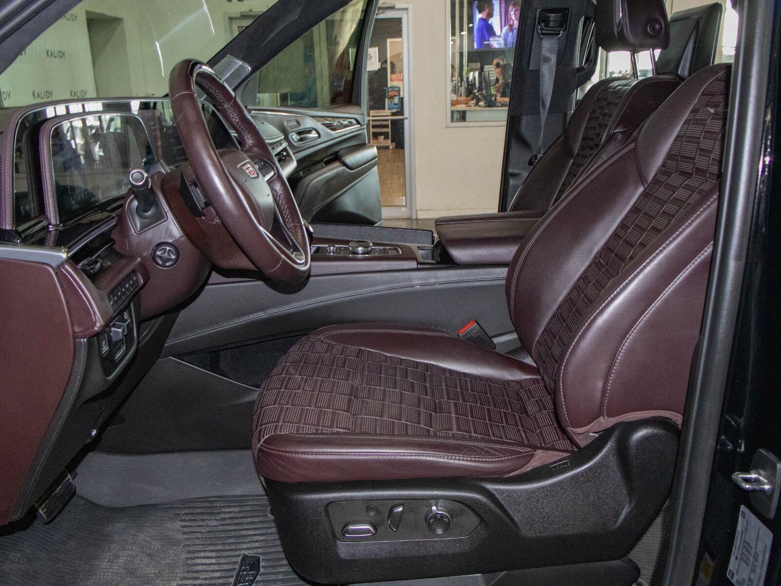 Used 2023 Cadillac Escalade Sport Platinum w/ LPO, ONYX Package AWD/4WD image 8