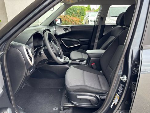 Used 2025 Kia Soul LX w/ LX Technology Package FWD image 24