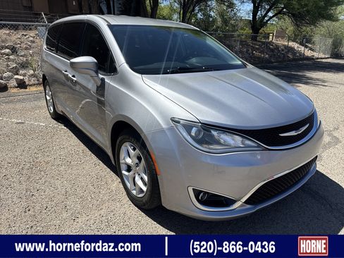 Used 2019 Chrysler Pacifica Touring Plus w/ Tire & Wheel Group FWD image 1