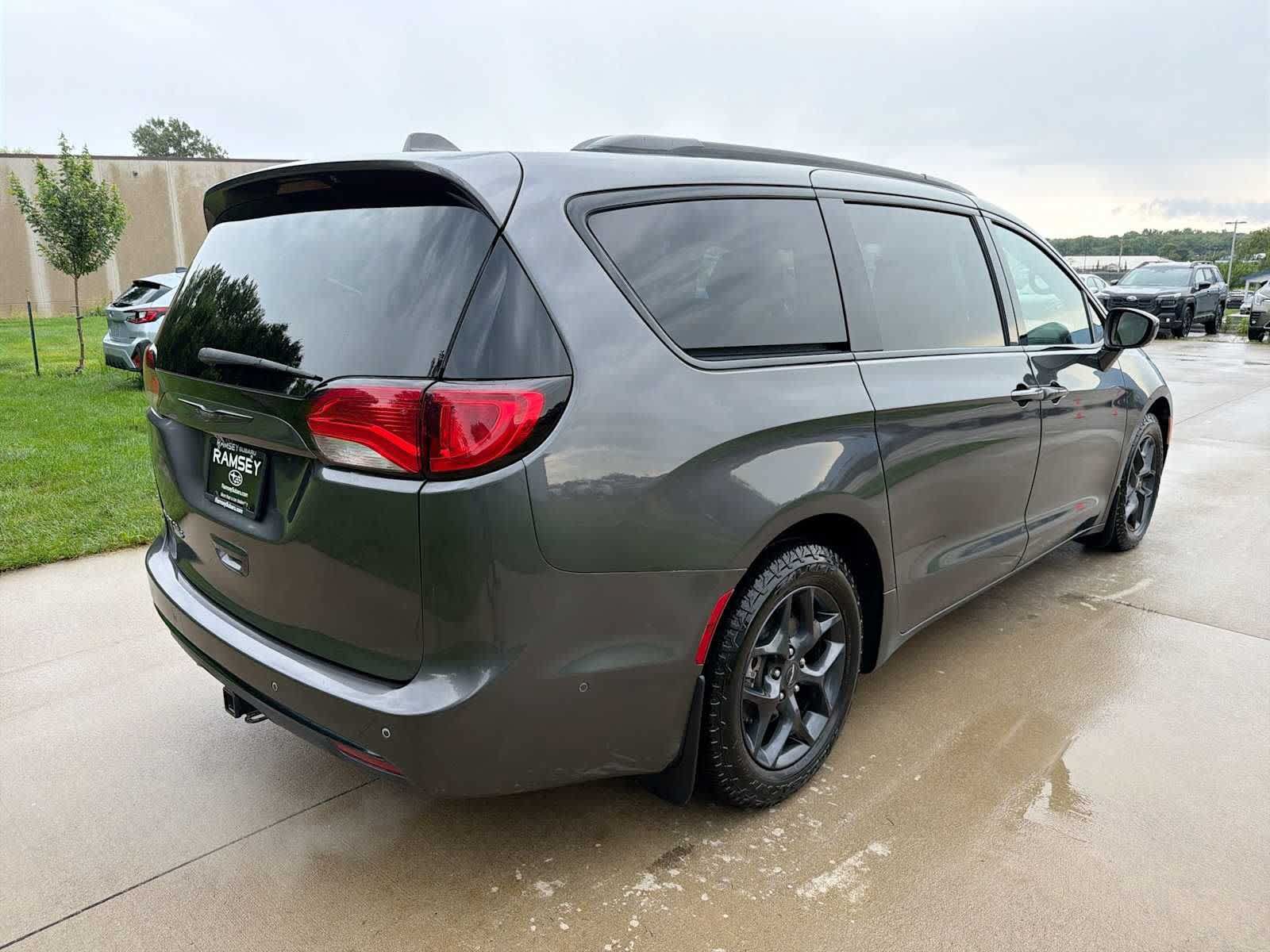 Used 2018 Chrysler Pacifica Touring-L Plus FWD image 6