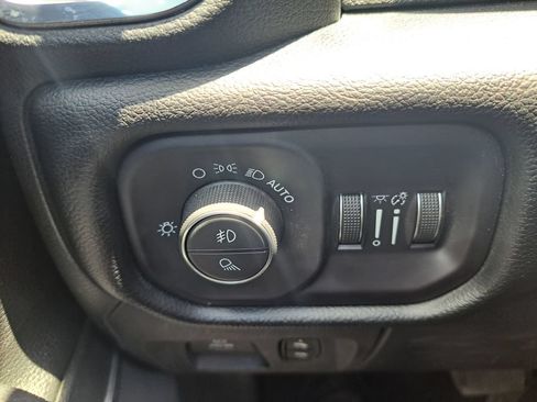 Used 2019 RAM 1500 Laramie AWD/4WD image 17